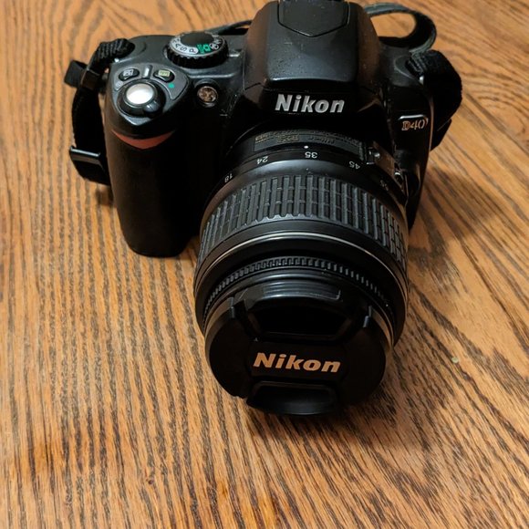 Nikon D40 DSLR Camera with 18-55mm Lens - Picture 2 of 5